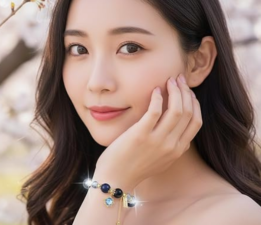 一條精緻的開運天然石手鍊,由圓潤的深黑色黑曜石、閃耀深藍色光芒的金沙石以及半透明帶有藍色暈光的拉長石相間串成。手鍊中央點綴著一個精緻的金邊八芒星吊飾,吊飾中心嵌有一顆明亮的水藍色圓形鋯石,旁邊附有金色刻字小鐵牌,整體展現優雅且充滿神祕力量的日系玄學美感。