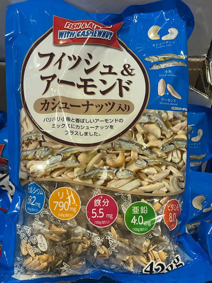 日本製日本 Costco 杏仁腰果小魚乾 420g 大包裝，結合豐富鈣質小魚與酥脆堅果，適合家庭分享