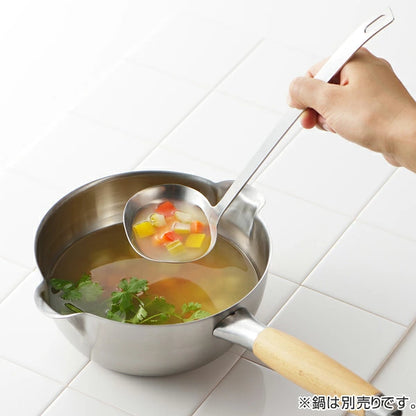 日本製-AIKATA代購-燕三條18-8不鏽鋼特製易傾倒湯羹-盒裝-日本進口AIKATA吉川18-8不鏽鋼雙向導流嘴一體成型湯勺-貼合鍋底刮淨湯汁左右傾倒不滴漏-改善倒湯滴漏弄髒檯面及鍋底湯汁浪費-日系簡約美學廚房用品照