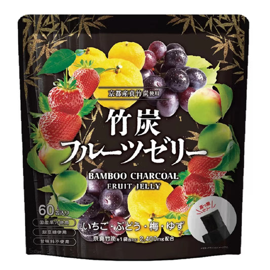 日本製 COSTCO 京都產真竹炭水果啫喱 60 入分享裝，展示黑色的竹炭啫喱與 4 種國產水果包裝，主打健康排毒與天然甜味。