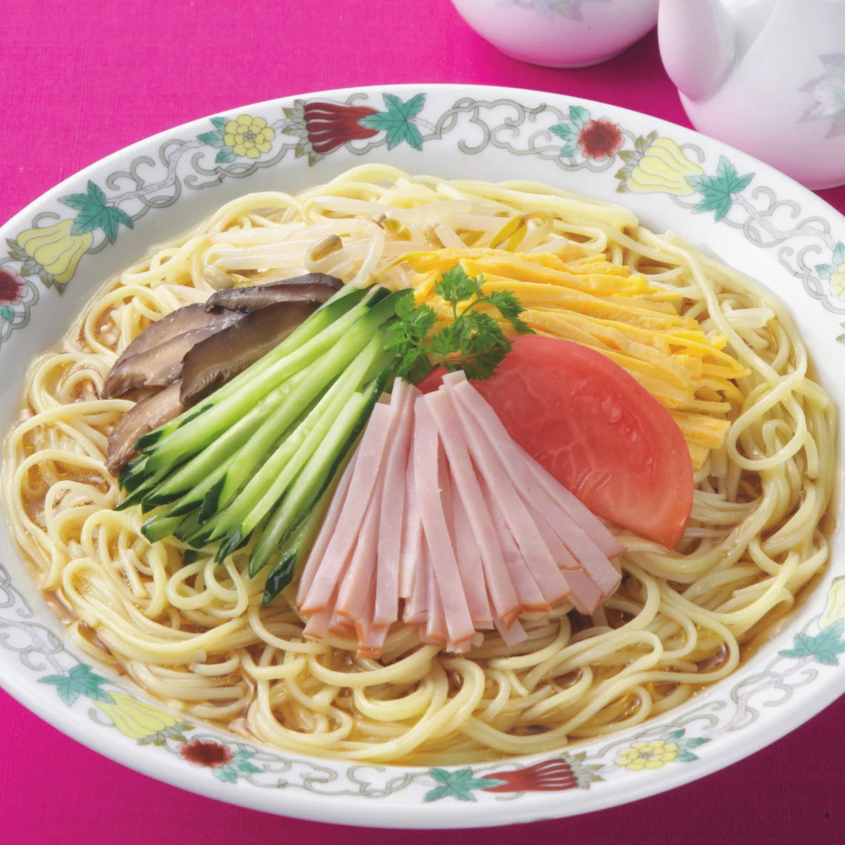 日本製 COSTCO 專供 揖保乃糸傳統手延中華冷麵 12 食套裝，展示精緻的手延麵束與檸檬醬油、芝麻醬兩款特製醬汁包，主打百年工藝與消暑開胃