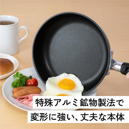  日本製-技逸品代購-20cmアルミ鋳物平底鍋銀色-單鍋裝大金塗層瓦斯爐明火專用-日本進口技逸品フライパン20cm職人手造鋁合金鑄造ダイキンふっ素樹脂不黏耐磨不變形早餐煎蛋料理適用-改善鍋底變形及食材燒焦-日系廚房鍋具用品照