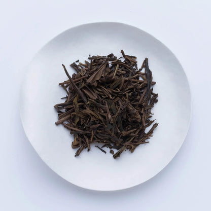 日本製-一保堂代購-京都一保堂極上ほうじ茶焙茶散茶-100g精緻白底紅字袋裝-日本進口IPPODO經典純天然低咖啡因烘焙綠茶葉-老字號名店大師級烘焙香氣濃郁-冷泡熱沖兩用-改善夜晚失眠胃寒上火解油膩-孕婦安心養生精品茶飲照
