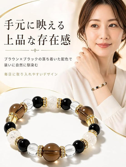 一條專為男女設計的日系高端開運數珠手鍊，由質感沉穩、帶有天然紋理的深色系偏財天然石串成。每顆珠子打磨得圓潤光滑，散發著內斂而神祕的光澤，整體設計簡約而大氣，展現出強大且能提升偏財運與辟邪磁場的玄學美感。