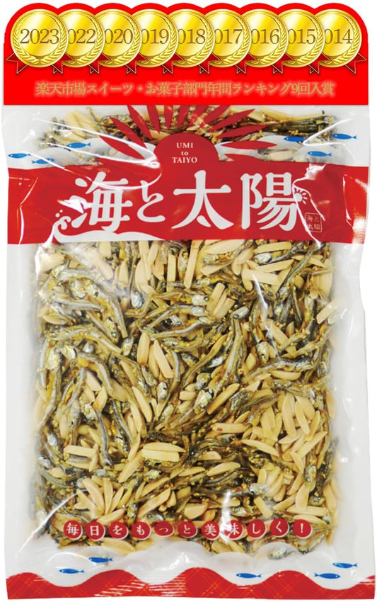 日本製海と太陽大容量杏仁小魚乾 320g，採用切片型無鹽杏仁與國產小魚，夾鏈袋包裝方便保存之健康零食
