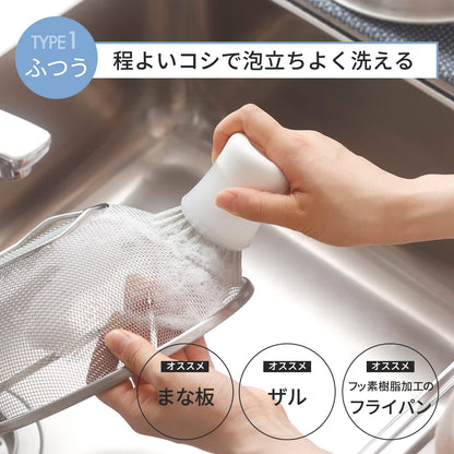 日本製設計-Marna代購-抗菌廚房洗劑按壓一體式洗碗刷-K788W純白自立款-日本進口マーナ內置洗潔精自動出液刷子-抗菌防霉波浪毛刷不沾鍋砧板-人體工學收腰防滑手柄-改善廚房油污殘留細菌滋生-日系廚房美學收納清潔工具照