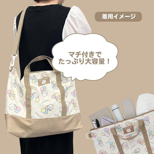 
日本製-粧美堂代購-吉伊卡哇Chiikawa滿版印花2WAY大容量底寬托特包-全新帶吊牌-日本進口SHOBIDO吉伊卡哇手提斜背兩用包-加寬底厚大容量可放A4文件與購物雜貨-改善普通布袋容量小及手提勒肩膀-學生返學與女生通勤購物隨身包照