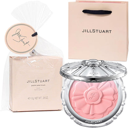 日系仙氣腮紅神器！【日本直送】JILL STUART 柔霧花瓣粉嫩單色胭脂（8g・01 Apricot Daisy / 02 Baby Tulip・附專櫃紙袋）。日本專櫃直送正規品，花瓣般極細緻絲柔粉質，提供杏橙與粉郁金香兩款經典色號。針對留英港人面色暗沉無光彩、腮紅顯毛孔卡粉及尋找夢幻送禮商品等痛點，輕輕一刷極速打造天生粉嫩好氣色，是日常美妝與禮物首選的神級日系專櫃胭脂。