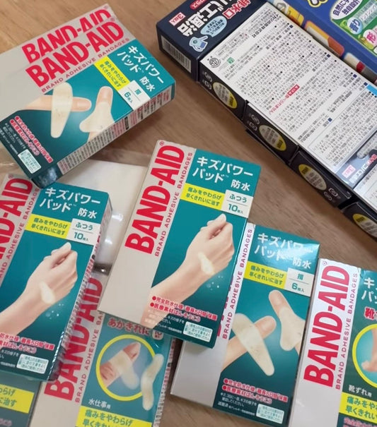 日本熱銷 BAND-AID Kizupowerpad 醫療級水膠體巨能修護人工皮傷口貼，採用先進濕潤療法，高效吸收組織液、加速癒合、減痛且不易留疤。全方位防水隱形設計，是家庭醫藥箱中收斂肌表、滋潤生肌的金水屬性頂級急救必備品。
