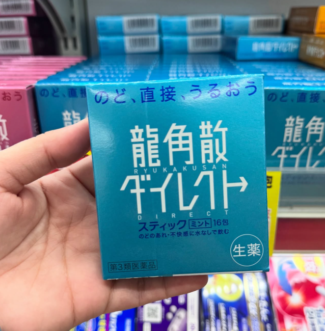 日本製龍角散 Direct 免水潤喉顆粒薄荷味 16 包裝盒，展示藍色便攜條裝設計與草本顆粒質地，主打免水直達喉嚨與瞬間止咳化痰功效。 Handle: ryukakusan-direct-stick-mint-16pcs